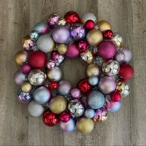 Like new! Packed Party Holiday Ornament Wreath